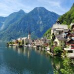 Blick auf eine Stadt in Österreich neben einem See